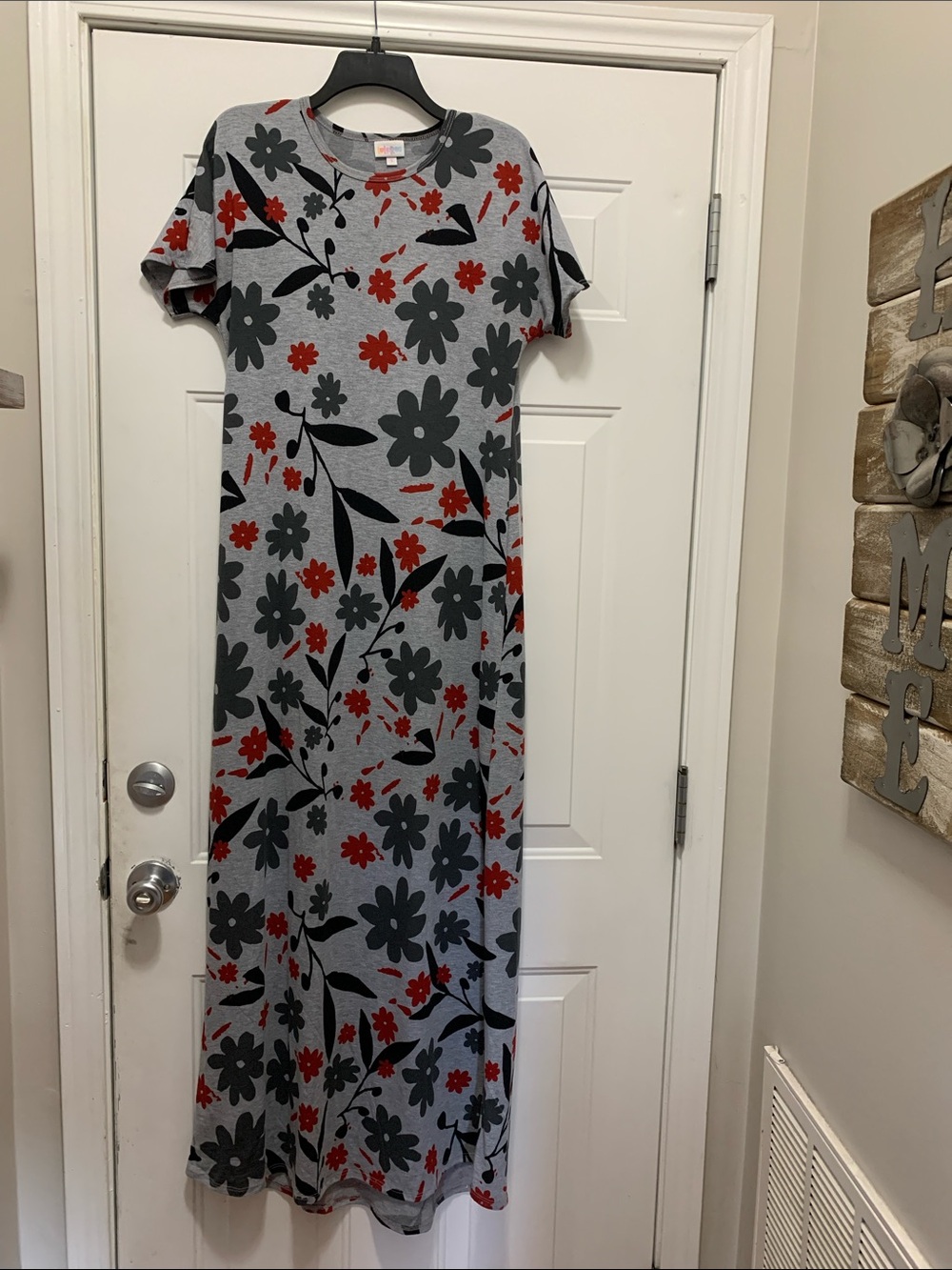 3/$15 LuLaRoe Gray Maxi Dress with Black and Red Floral Print Size Small